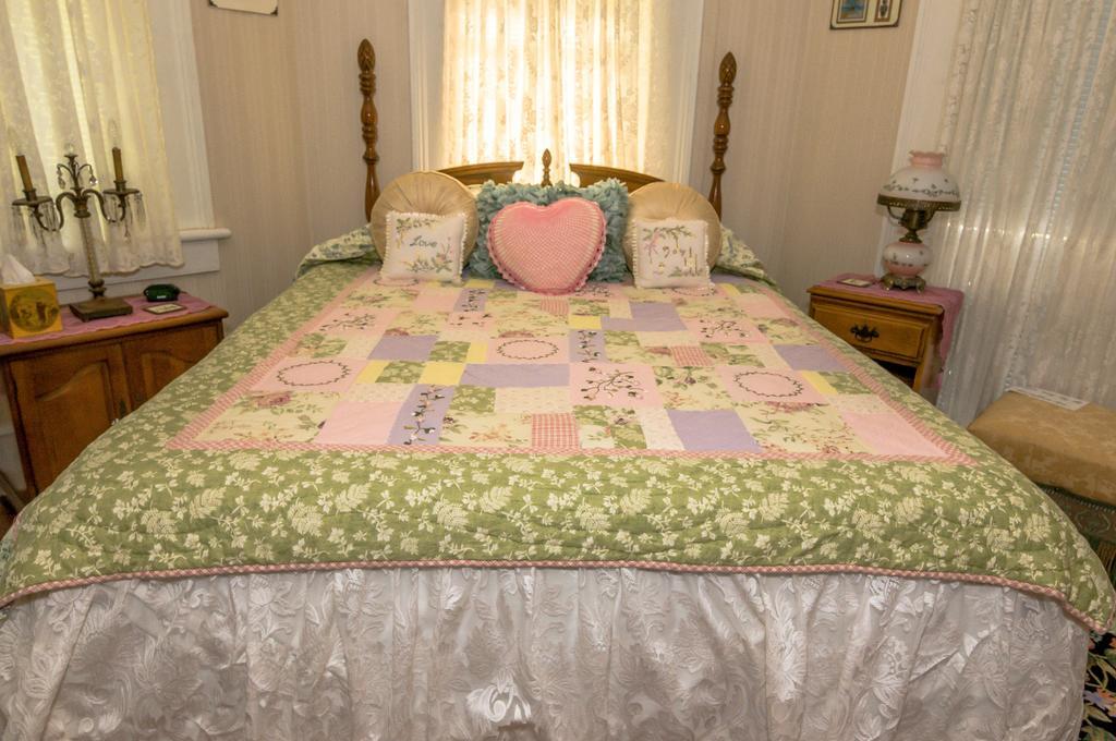 Holly House Of Hamilton Bed & Breakfast Eksteriør bilde